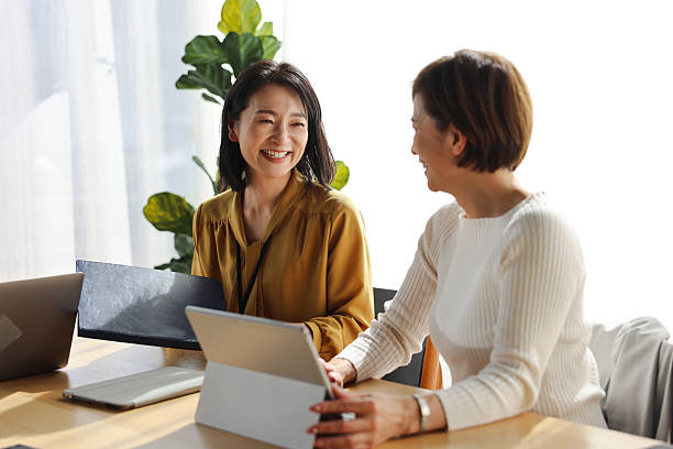 情報を調べる女性