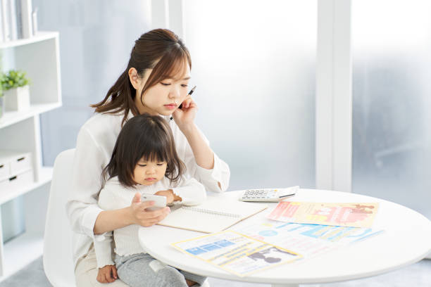 情報を調べる女性