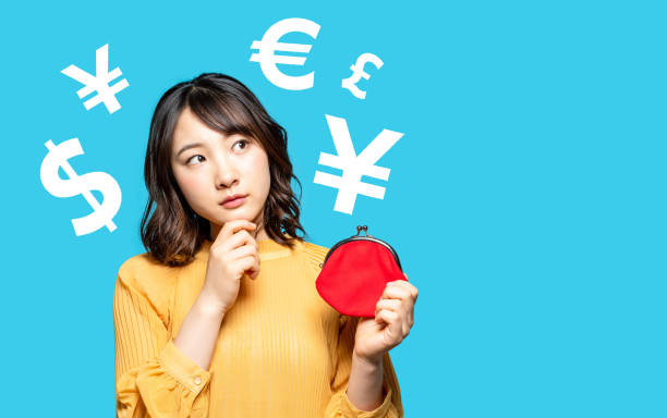 お金の計算をする女性