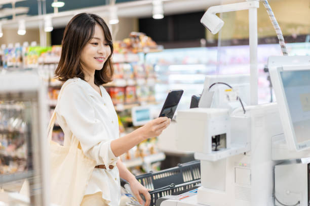 書類について悩む主婦