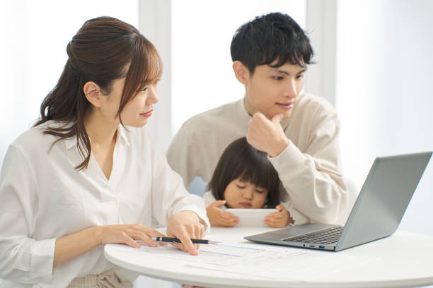 会社からの書類を確認する主婦