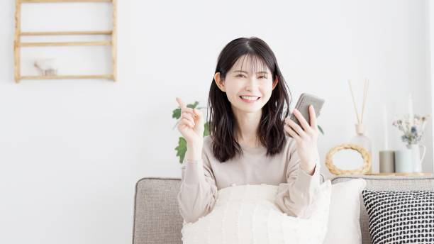 年末調整の時期を確認する主婦