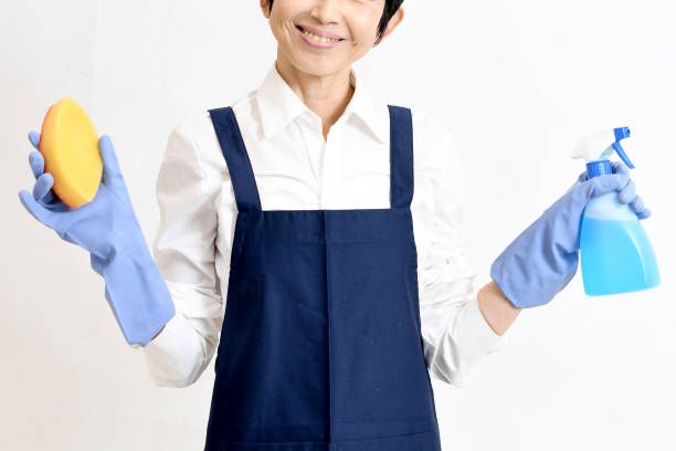 部屋を片付ける主婦