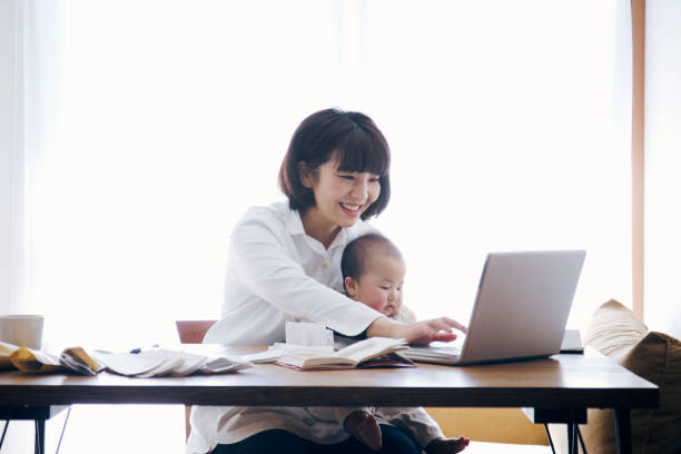 電話で問い合わせる主婦