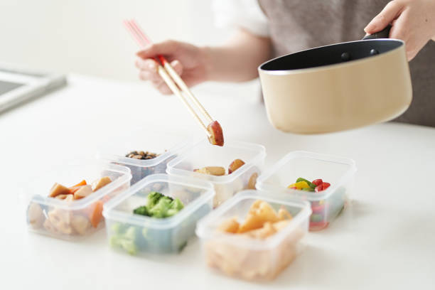 料理をする主婦