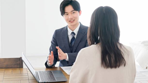 控除を確認する主婦