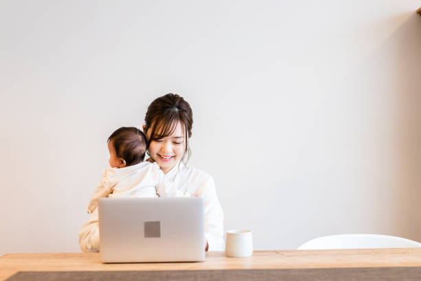 期限を確認する主婦