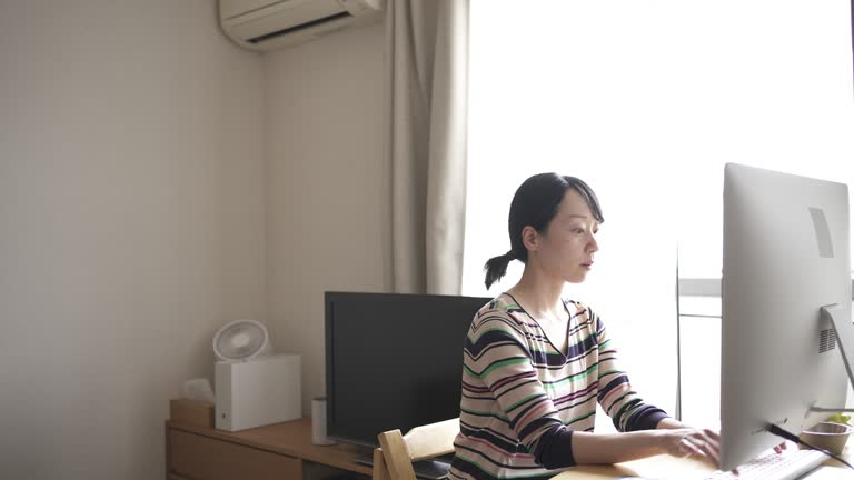 家事分担を話し合う夫婦
