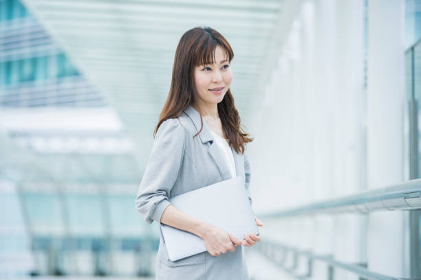 上司に報告する女性