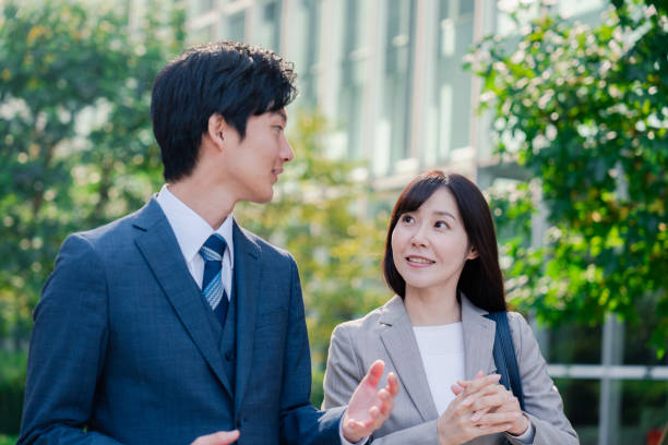 服を選ぶ主婦